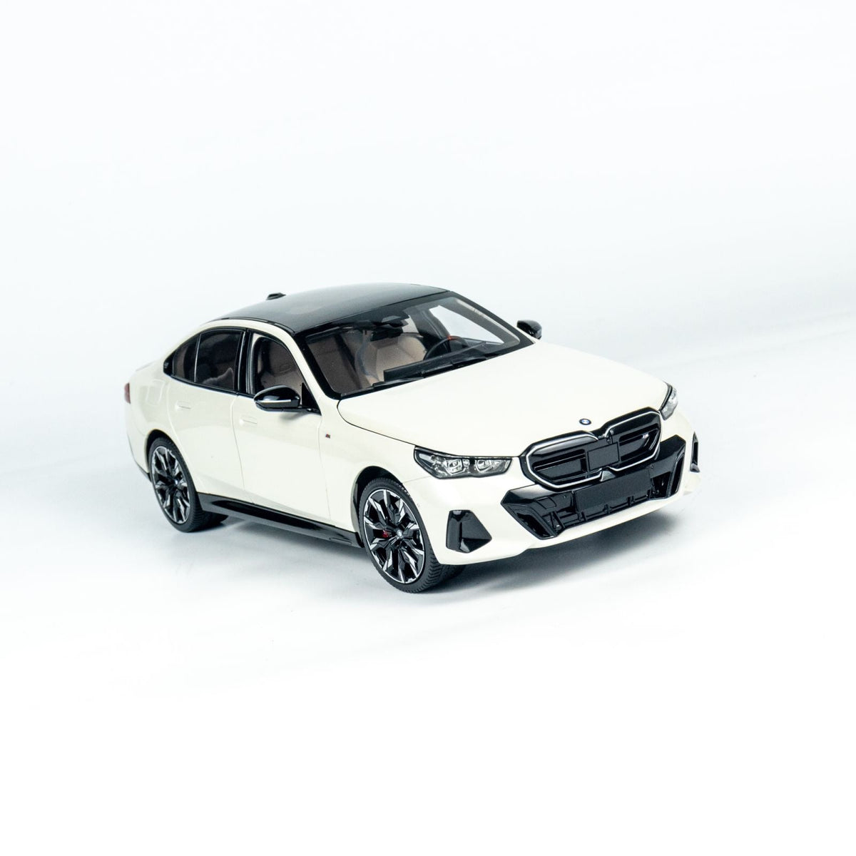 MINICHAMPS 1:18 BMW i5 - 2023 - WHITE METALLIC 110023402