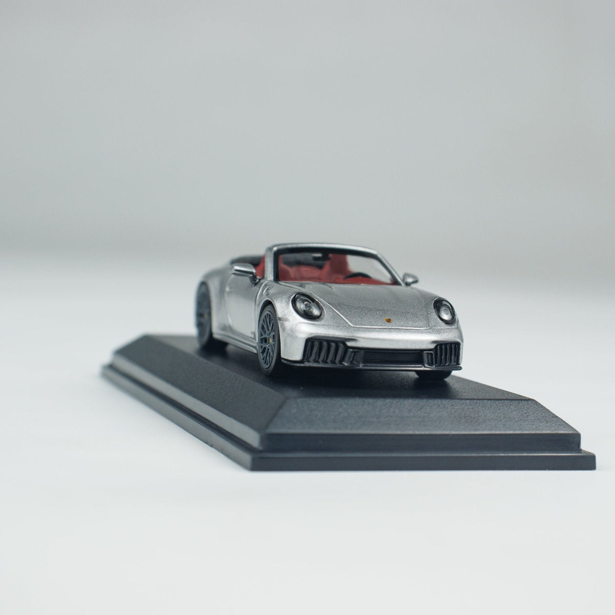 Minichamps 1:64 PORSCHE 911 (992.2) CARRERA GTS CABRIOLET CLDC 643064136