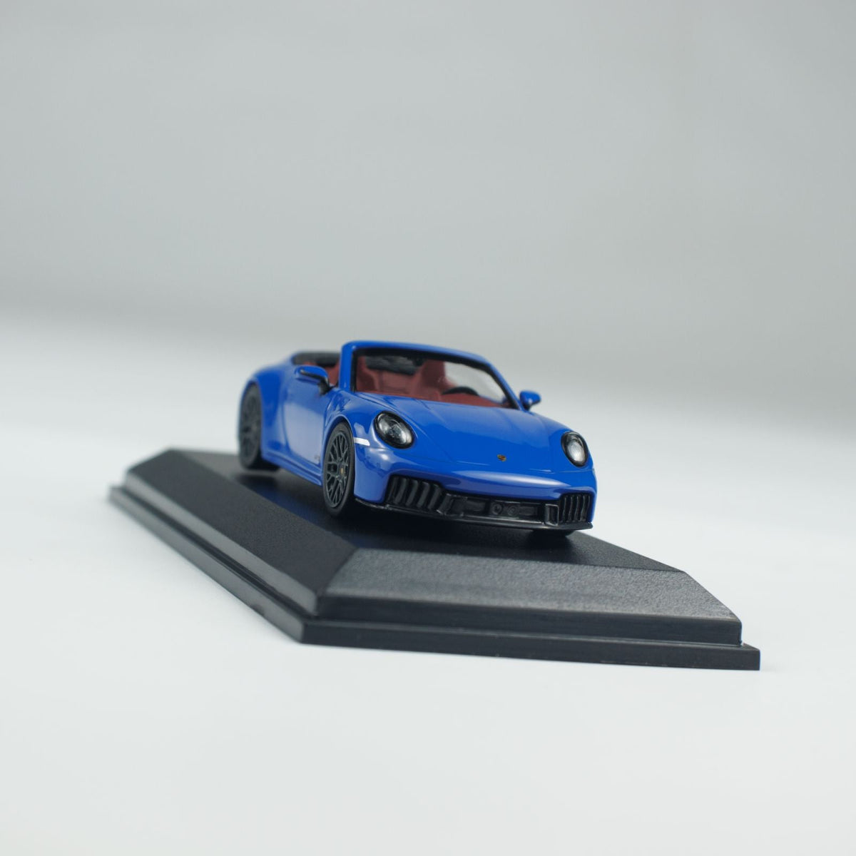 Minichamps 1:64 PORSCHE 911 (992.2) CARRERA GTS CABRIOLET CLDC 643064137