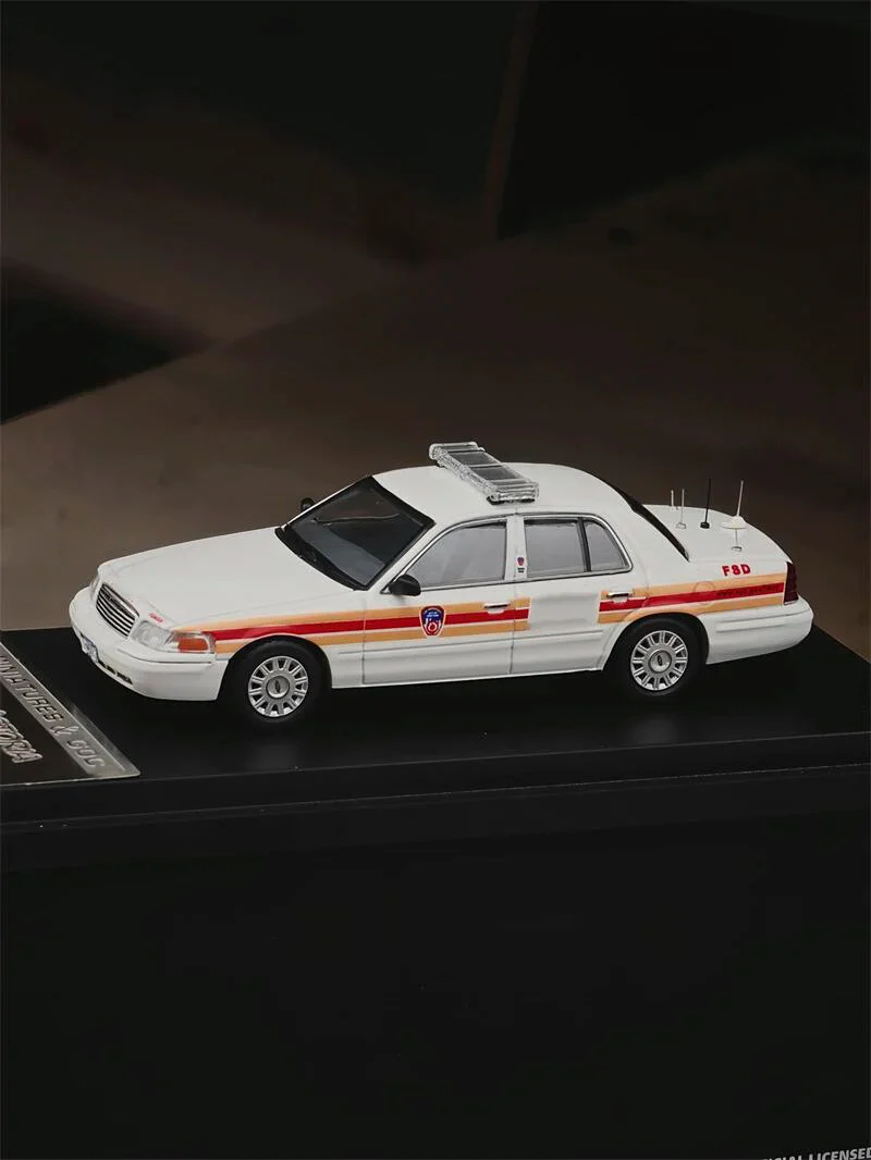MK Miniatures 1:64 Victoria FDNY Police white