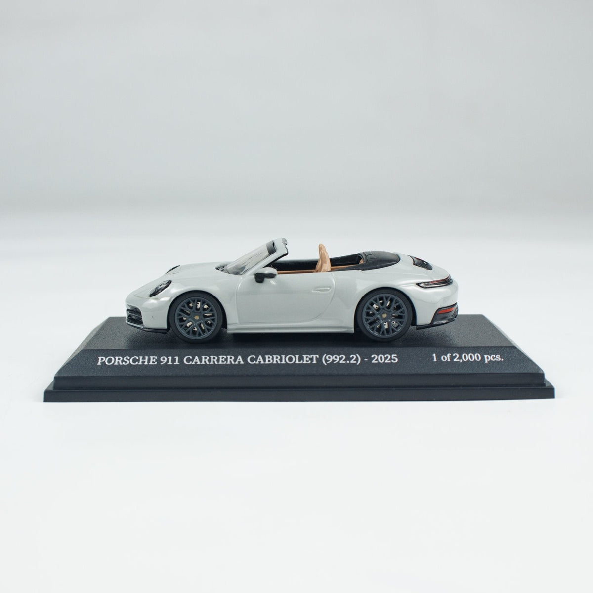 Minichamps 1:64 PORSCHE 911(992.2) CARRERA CABRIOLET CHALK CLDC 643064037