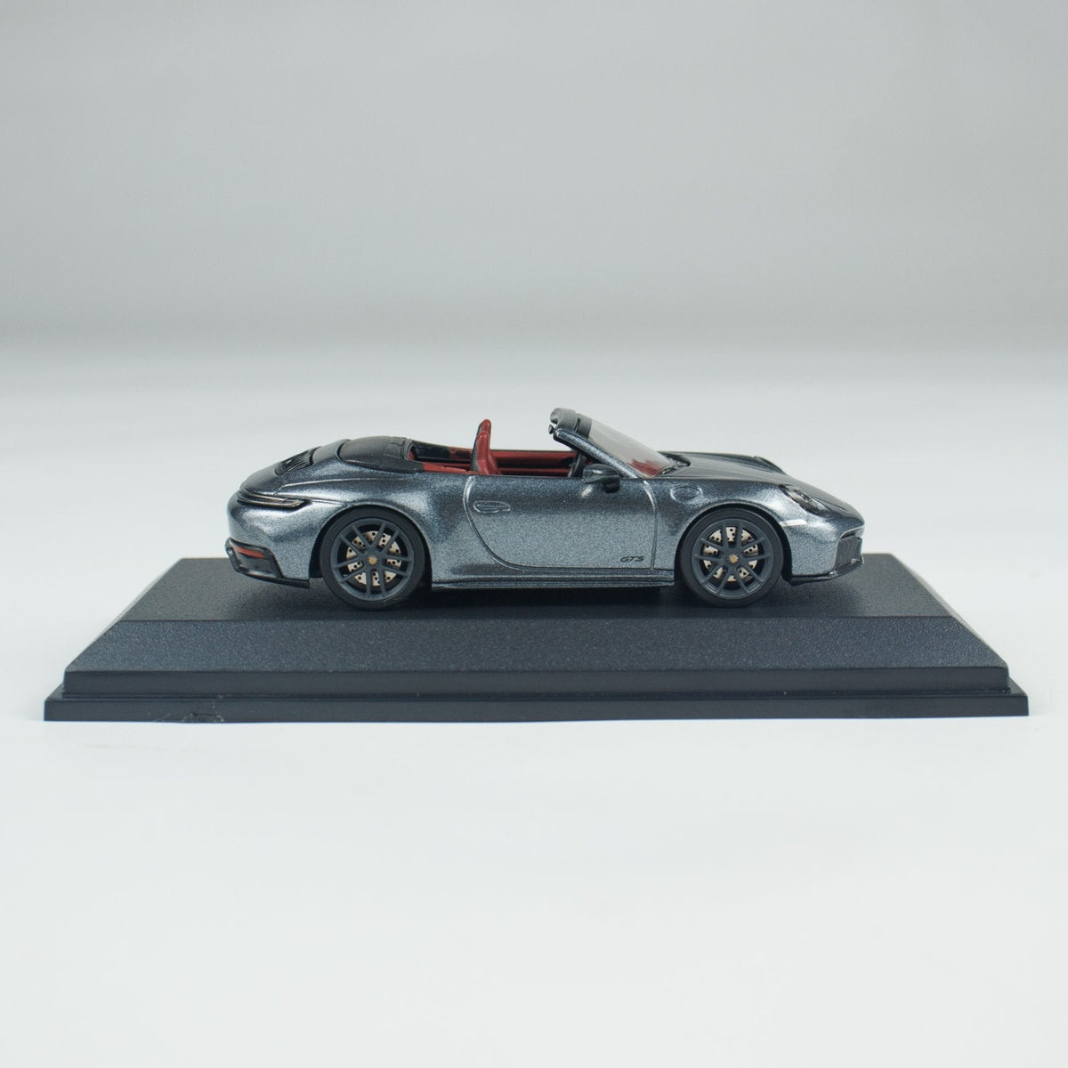 Minichamps 1:64 PORSCHE 911 (992.2) CARRERA GTS CABRIOLET CLDC 643064134