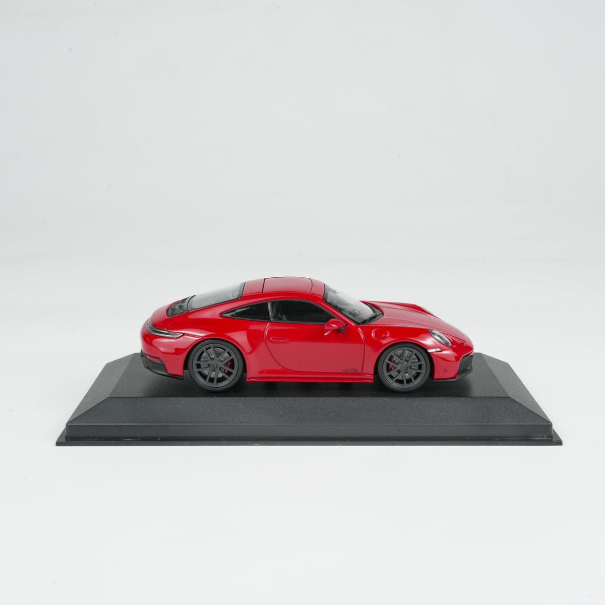 MINICHAMPS 1:43 PORSCHE 911 (992.2) CARRERA GTS 2024- RED 410064120