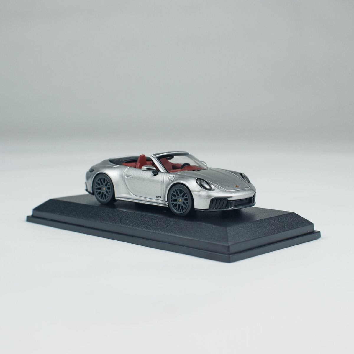 Minichamps 1:64 PORSCHE 911 (992.2) CARRERA GTS CABRIOLET CLDC 643064136