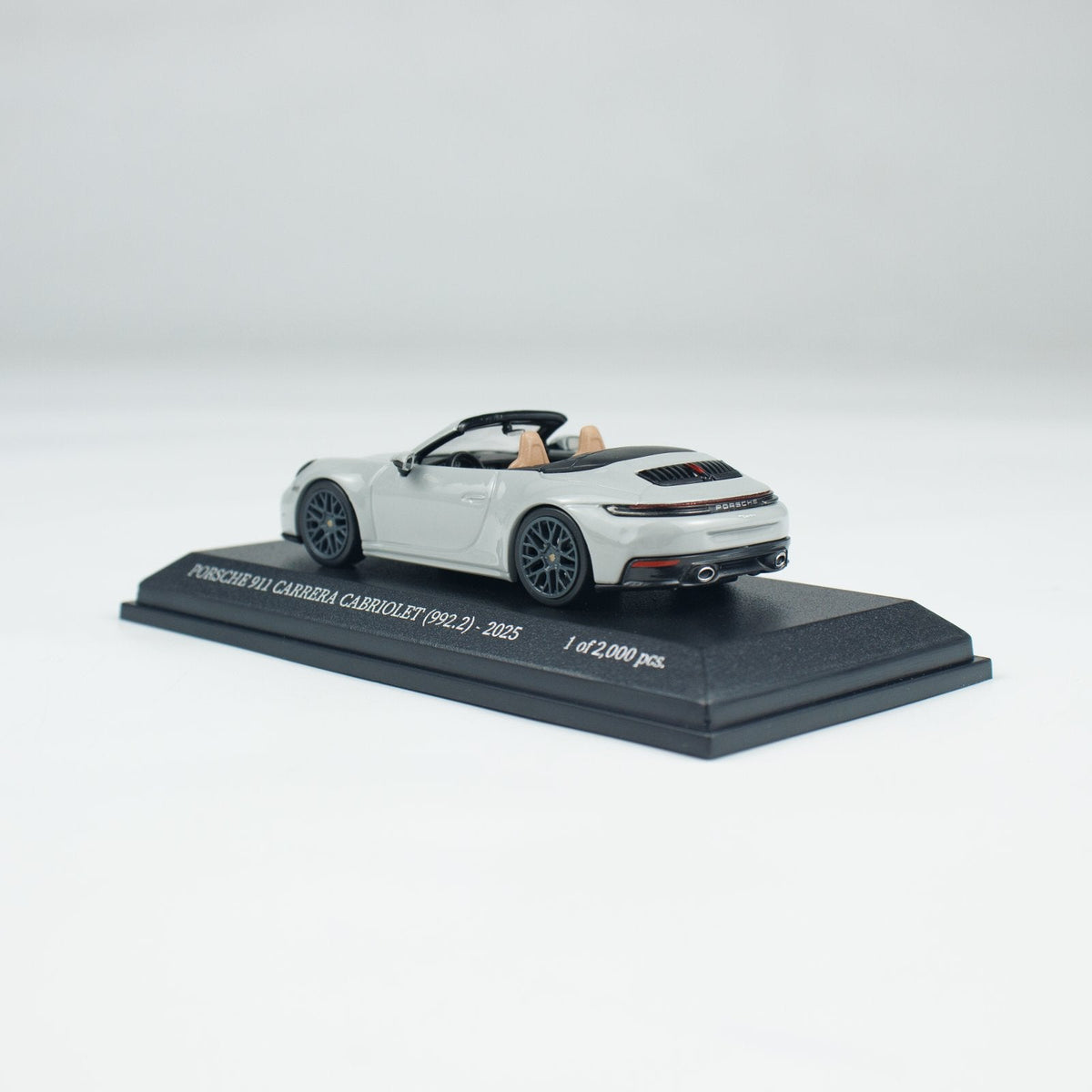 Minichamps 1:64 PORSCHE 911(992.2) CARRERA CABRIOLET CHALK CLDC 643064037