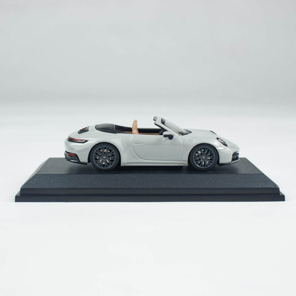 Minichamps 1:64 PORSCHE 911(992.2) CARRERA CABRIOLET CHALK CLDC 643064037