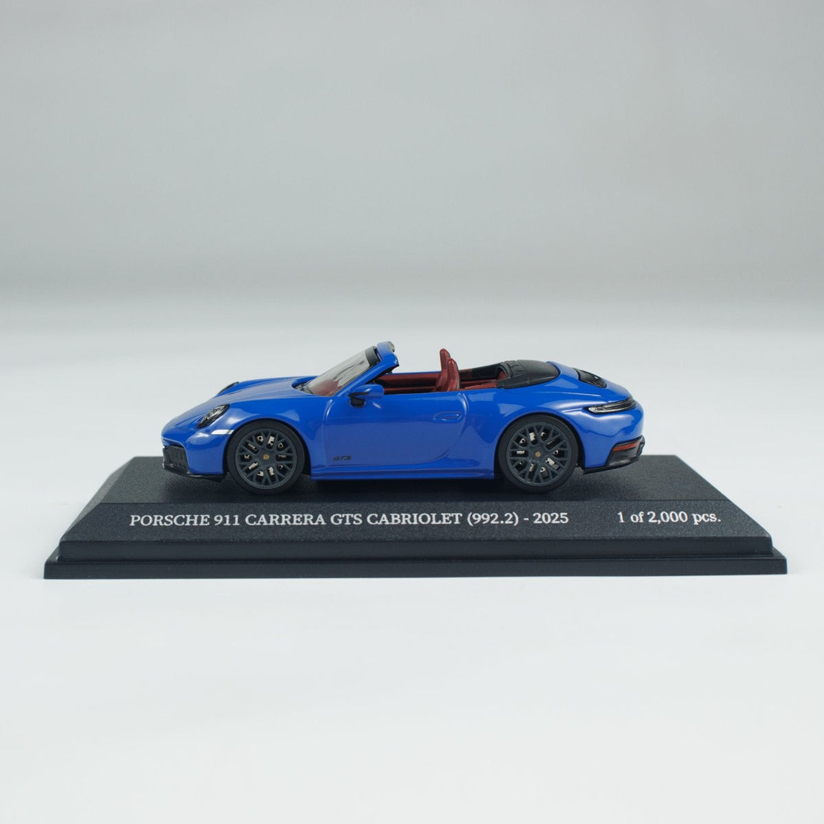 Minichamps 1:64 PORSCHE 911 (992.2) CARRERA GTS CABRIOLET CLDC 643064137