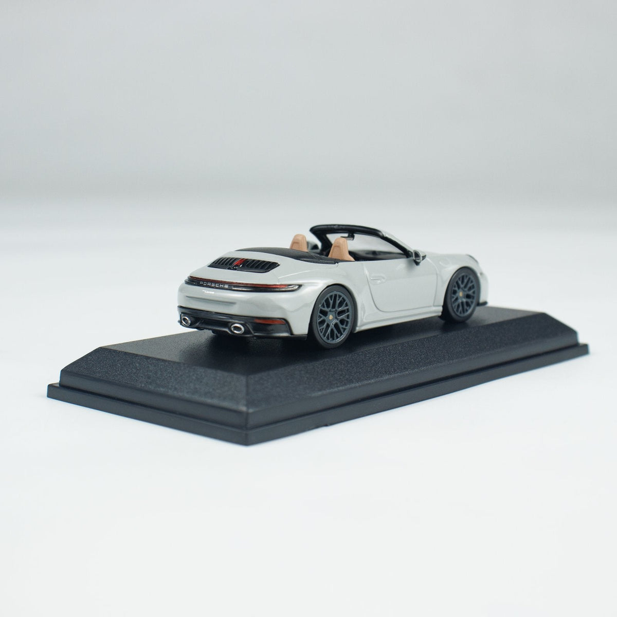 Minichamps 1:64 PORSCHE 911(992.2) CARRERA CABRIOLET CHALK CLDC 643064037