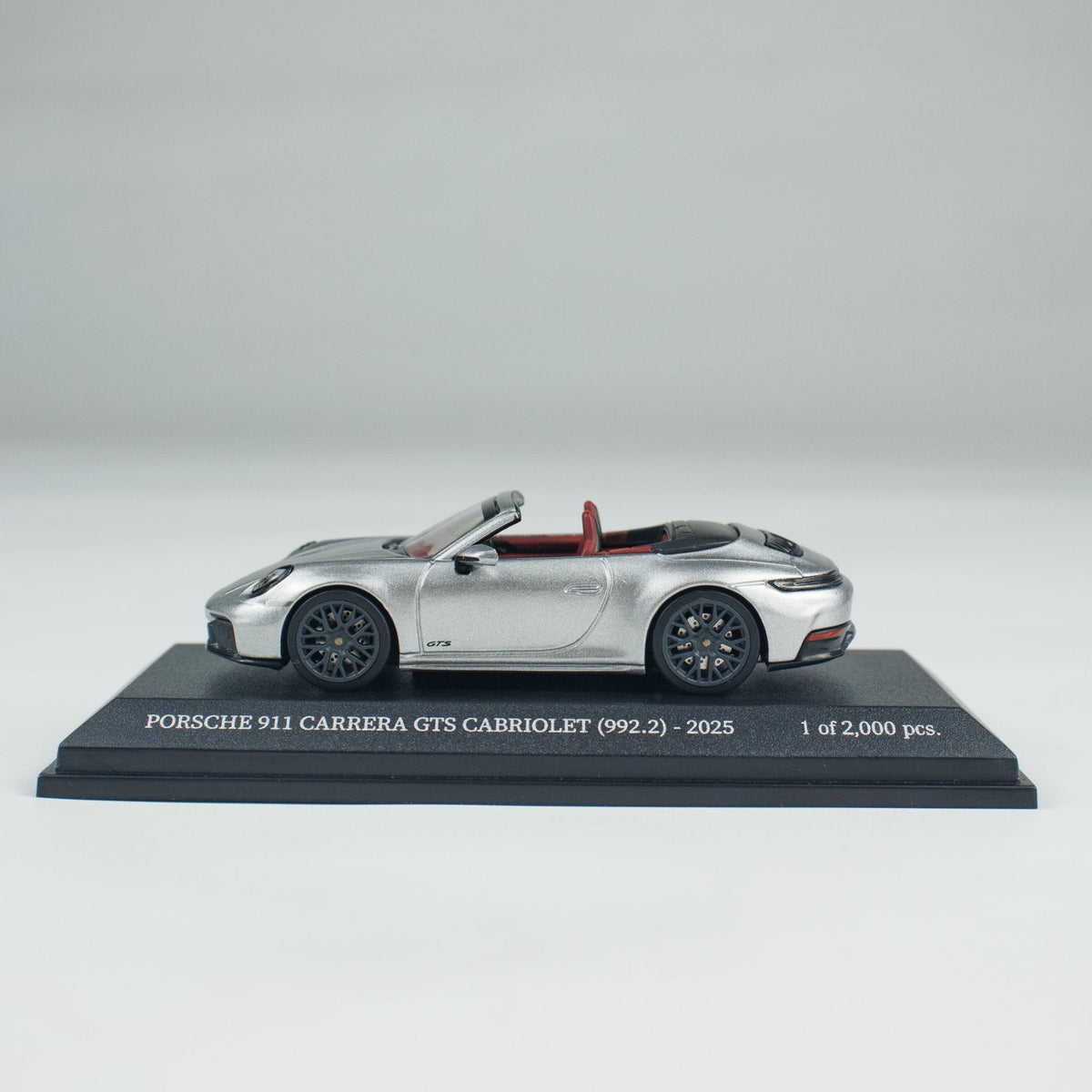 Minichamps 1:64 PORSCHE 911 (992.2) CARRERA GTS CABRIOLET CLDC 643064136