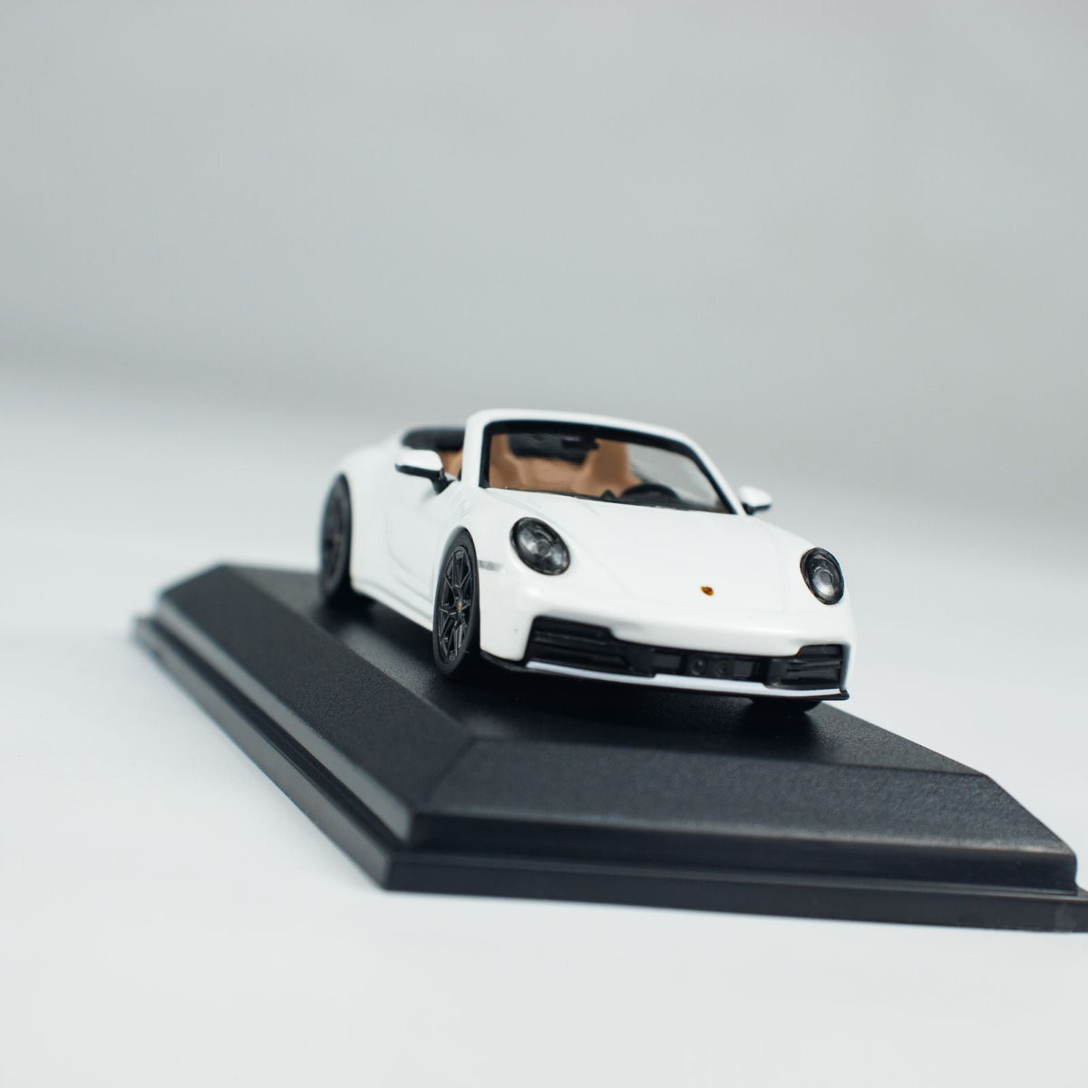 Minichamps 1:64 PORSCHE 911 (992.2) CARRERA CABRIOLET CLDC 643064036