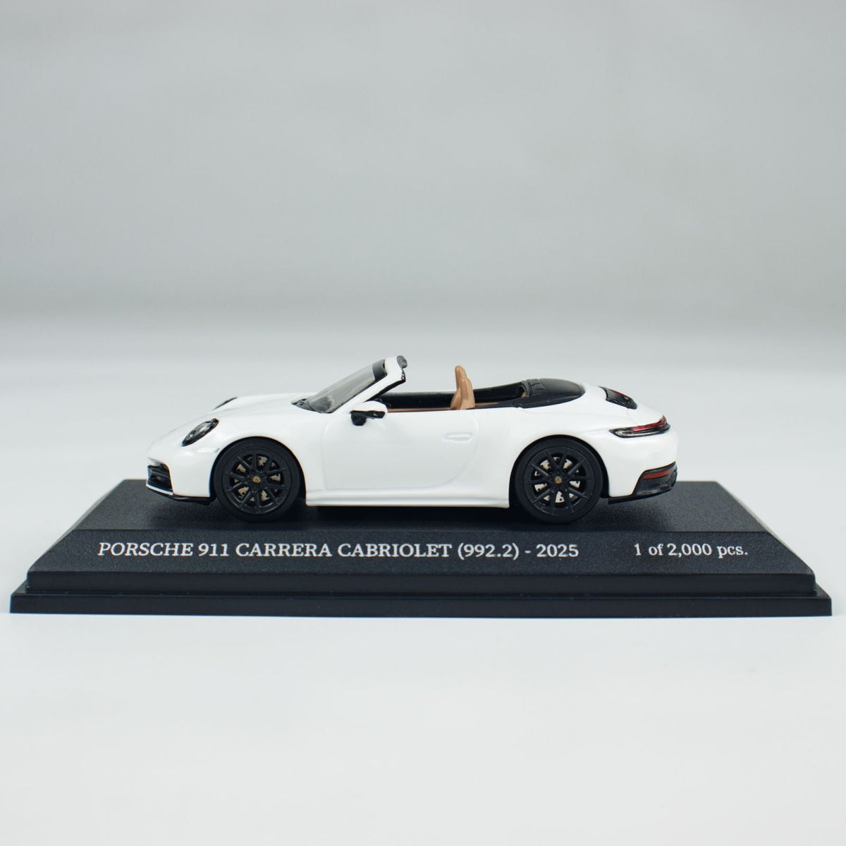 Minichamps 1:64 PORSCHE 911 (992.2) CARRERA CABRIOLET CLDC 643064036