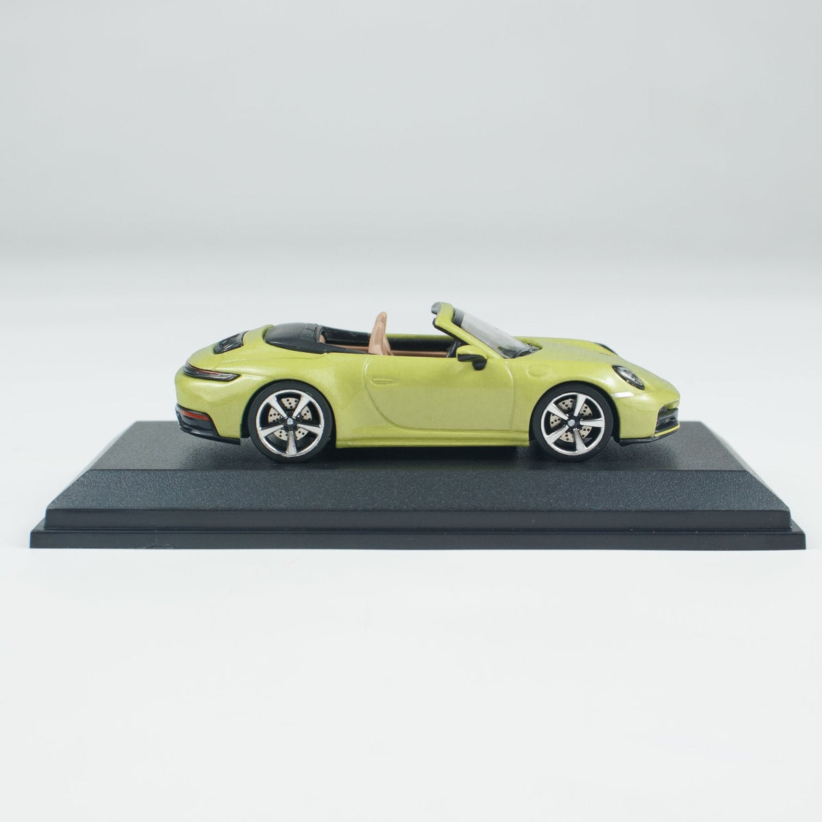 Minichamps 1:64 PORSCHE 911(992.2) CARRERA CABRIOLET YELLOW CLDC 643064034