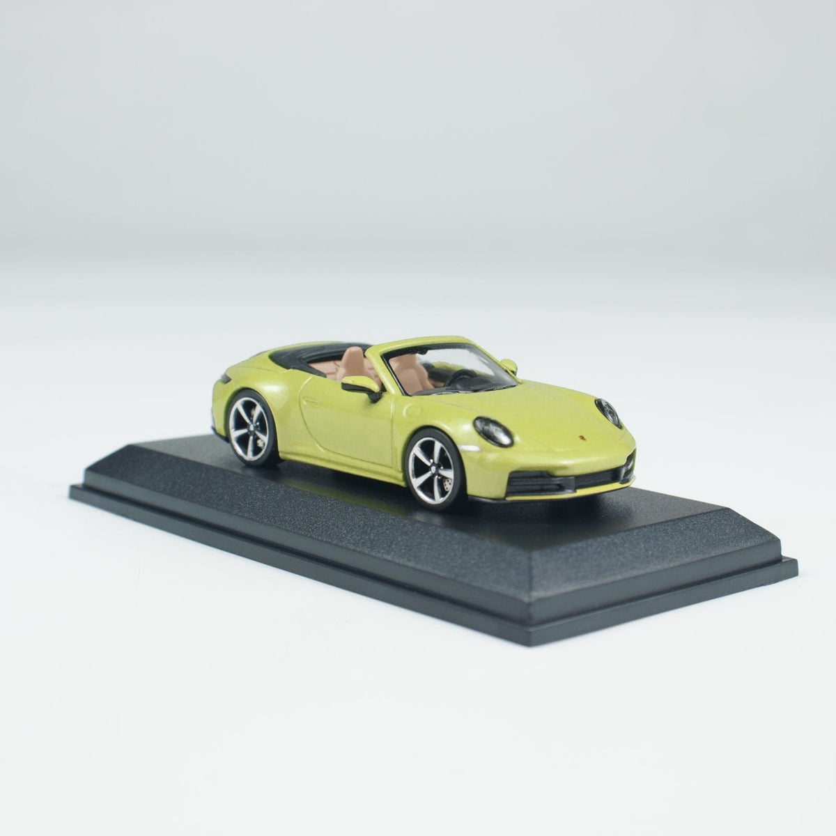 Minichamps 1:64 PORSCHE 911(992.2) CARRERA CABRIOLET YELLOW CLDC 643064034