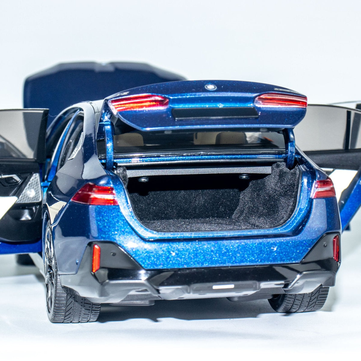 MINICHAMPS 1:18 BMW i5 - 2023 - BLUE METALLIC 110023400