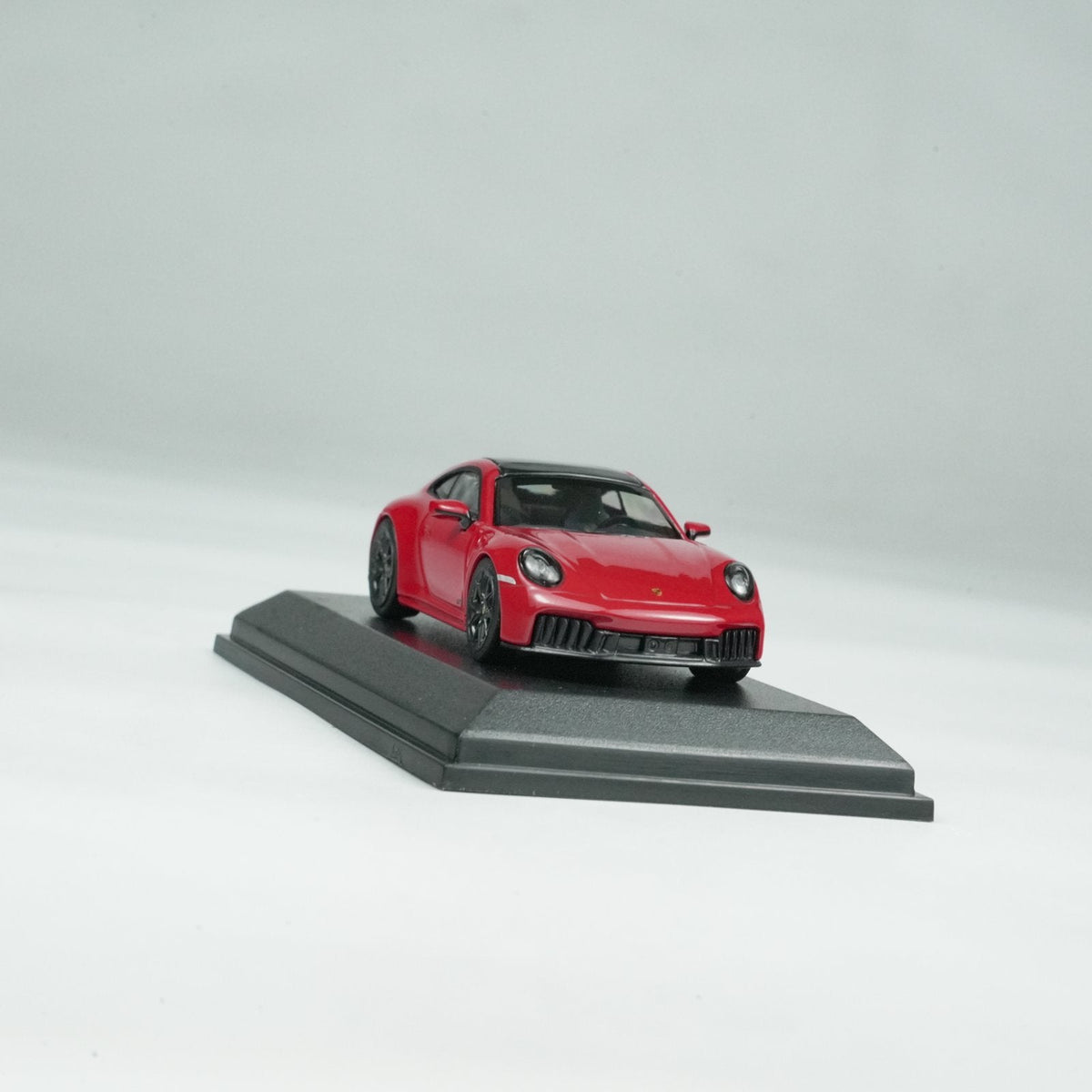 Minichamps 1:64 PORSCHE 911 (992.2) CARRERA GTS -2025- RED CLDC 643064123