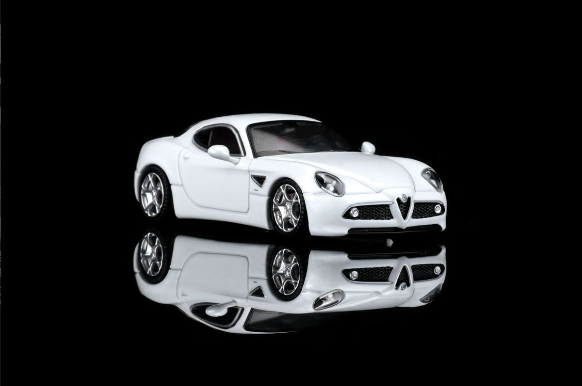 [Preorder] MOTORHELIX 1:64 Alfa Romeo 8C Competizione 2008 (2 Colours) M69052/M69054