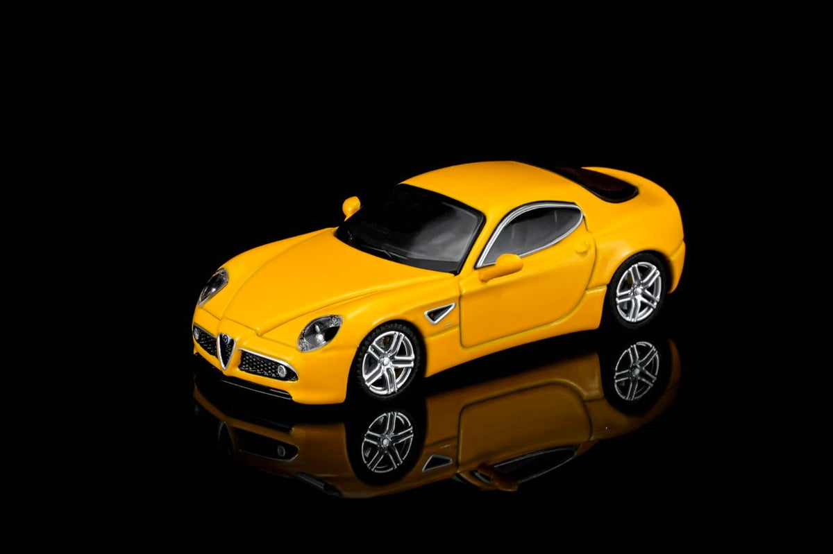 [Preorder] MOTORHELIX 1:64 Alfa Romeo 8C Competizione 2008 (2 Colours) M69052/M69054